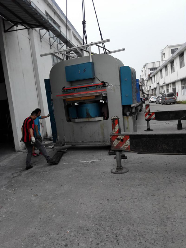 大型液壓沖床裝車施工作業(yè)