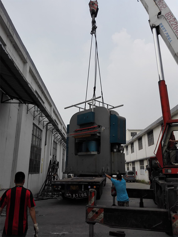 大型液壓沖床裝車施工作業(yè)
