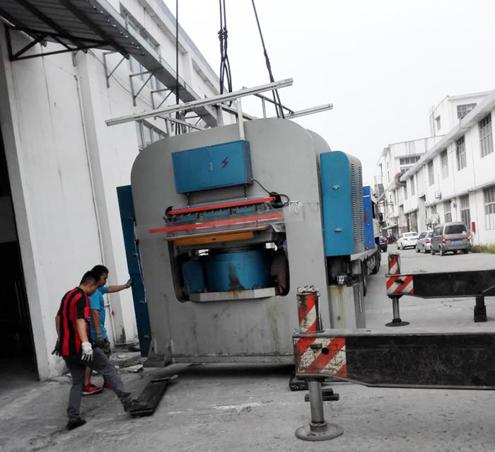 大型液壓沖床裝車(chē)施工作業(yè)