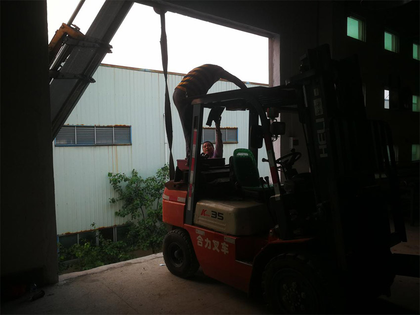 某服裝生產(chǎn)商繡花機(jī)搬運(yùn)上樓作業(yè)施工