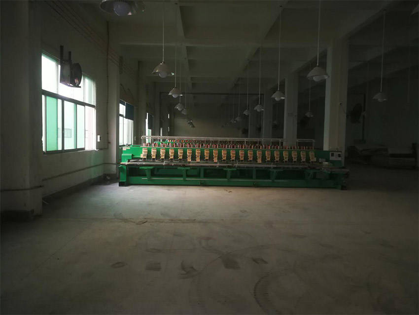 某服裝生產(chǎn)商繡花機(jī)搬運(yùn)上樓作業(yè)施工