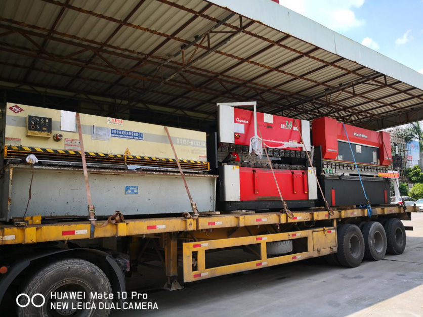 大型折彎機(jī)卸車定位作業(yè)