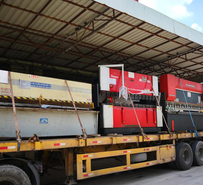 大型折彎機(jī)卸車定位作業(yè)