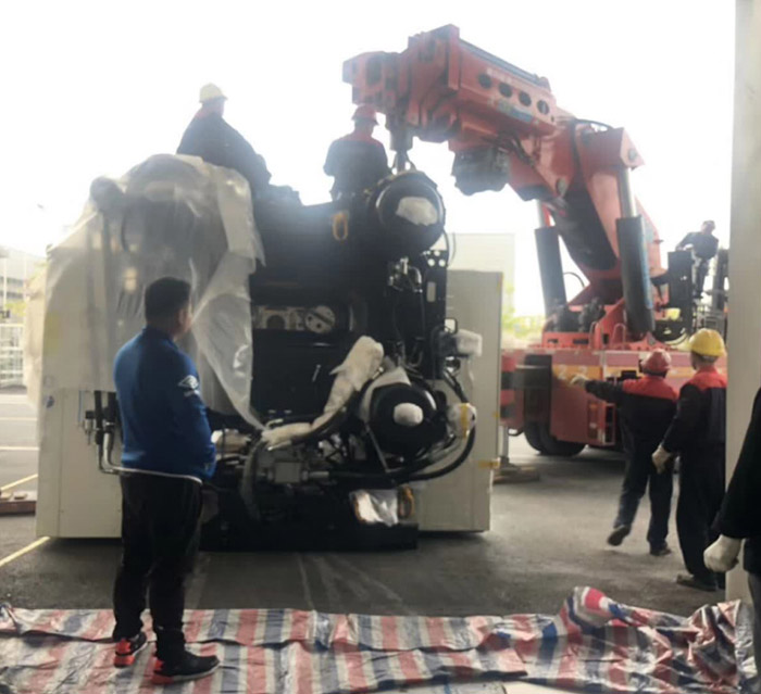 大型注槊機(jī)卸車移位至車間