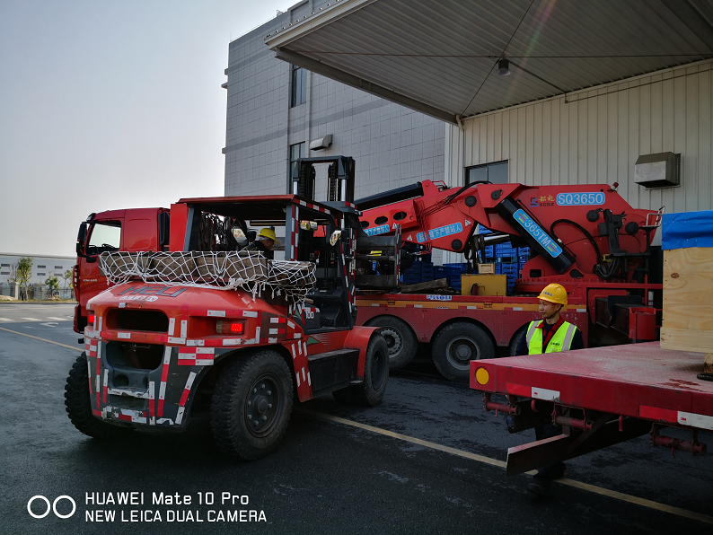 大型注槊機(jī)卸車移位至車間
