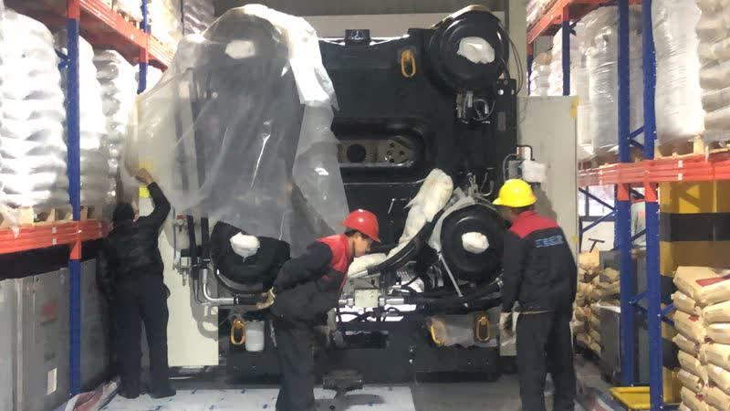 大型注槊機(jī)卸車移位至車間